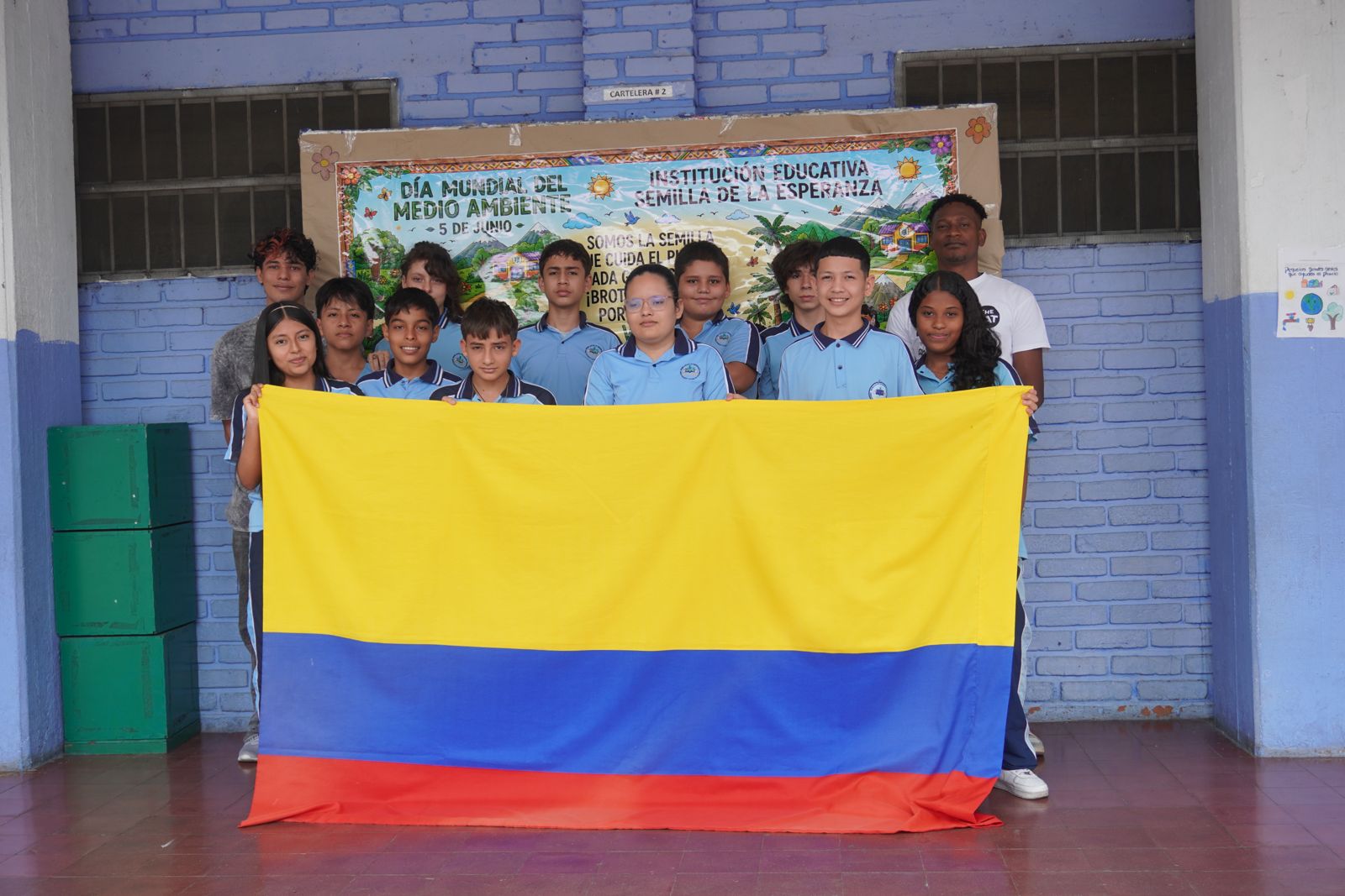 Estudiantes armando prototipo LEGO