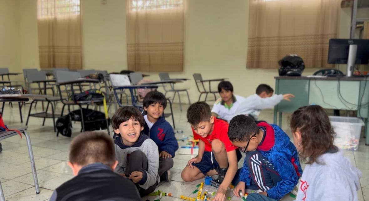 Niños de FITEG en taller de robótica