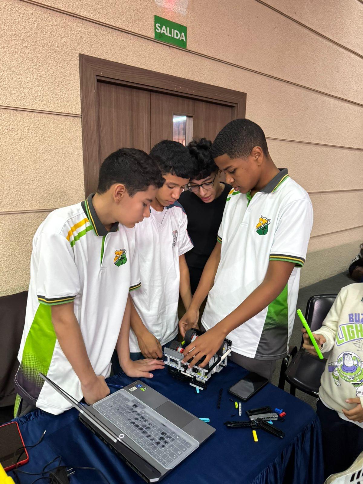 Niños en laboratorio FITEG