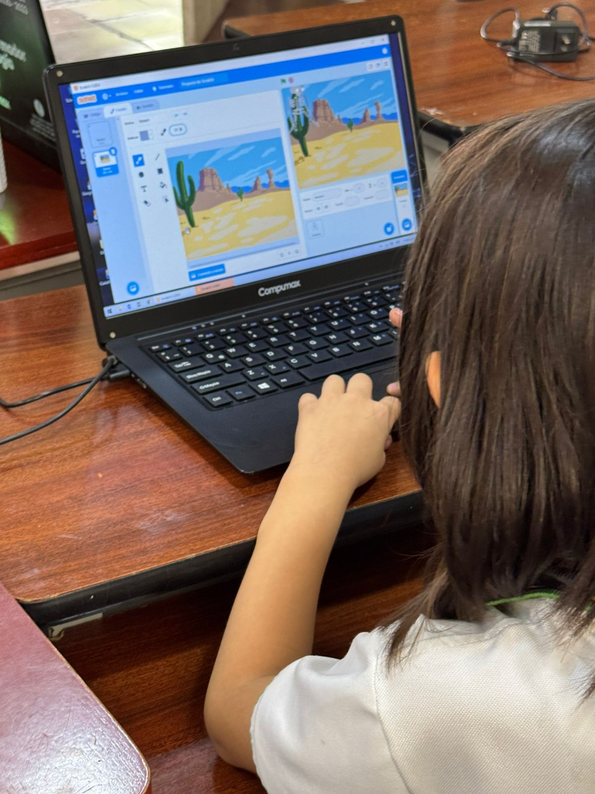Niña programando componentes